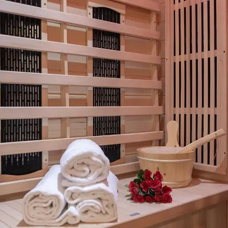 Urban Retreat And Light Sauna On King Bed *