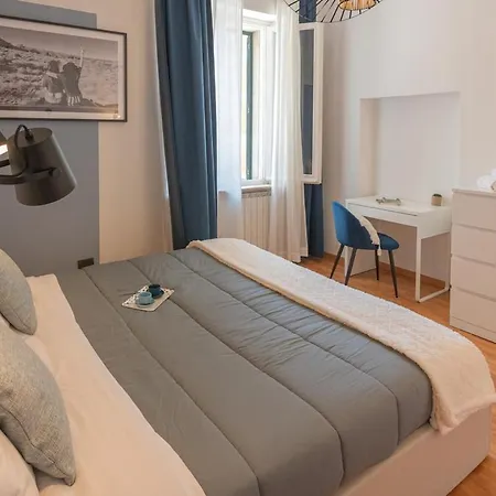 Apartment Urban Retreat And Light Sauna On King Bed