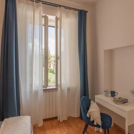 Urban Retreat And Light Sauna On King Bed Apartman