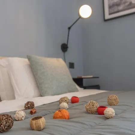 Urban Retreat And Light Sauna On King Bed *