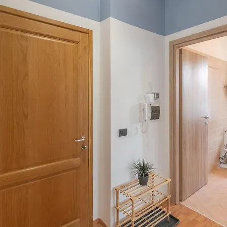 Urban Retreat And Light Sauna On King Bed Apartman