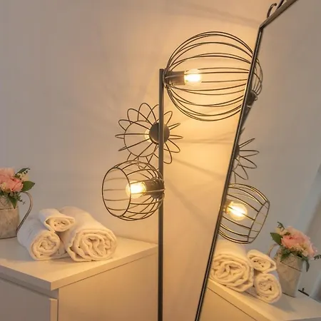 Urban Retreat And Light Sauna On King Bed Apartman *