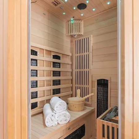 Urban Retreat And Light Sauna On King Bed Apartament